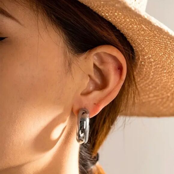 Unique and Lightweight C-Shaped Hoop Earrings - Picture 10 of 10